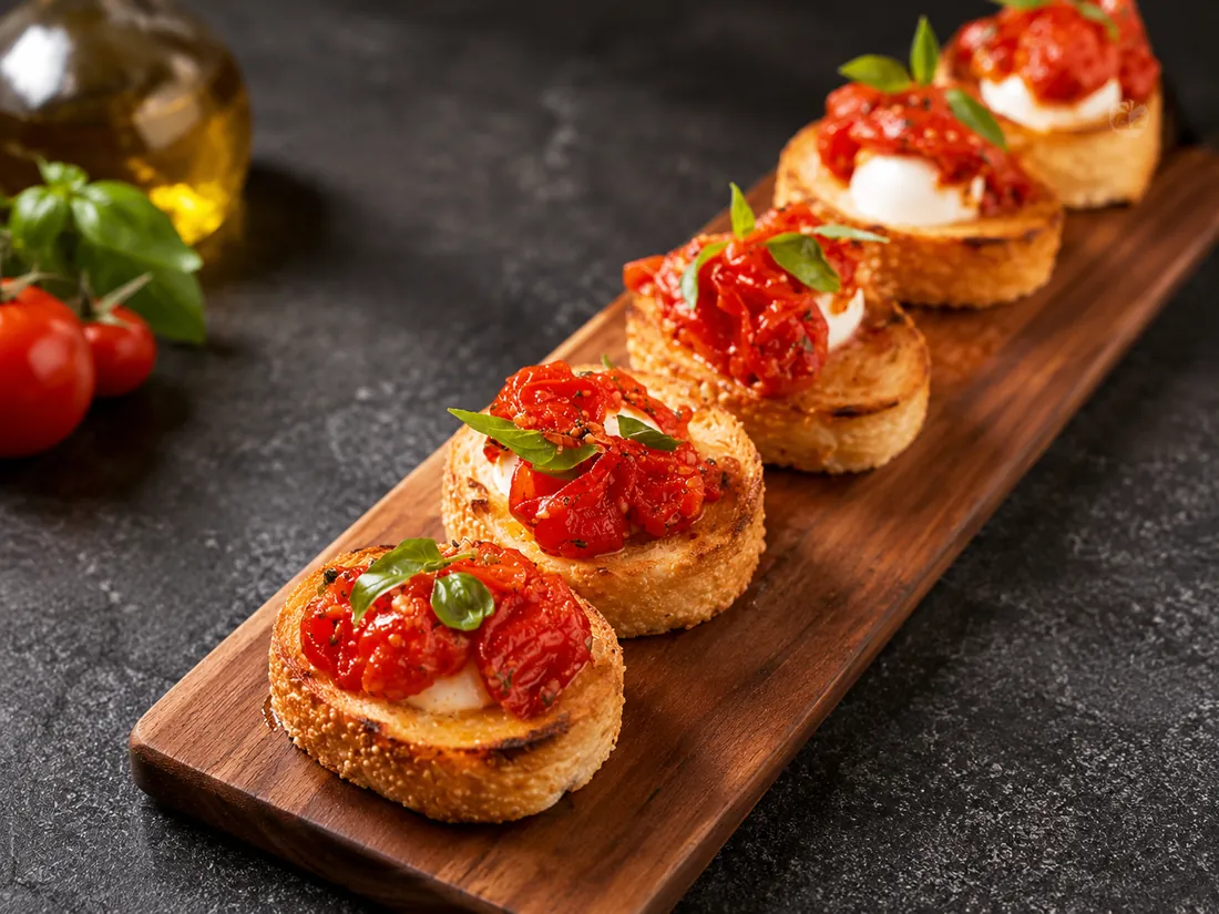Tartare de tomate seco com cream cheese e torradas artesanais